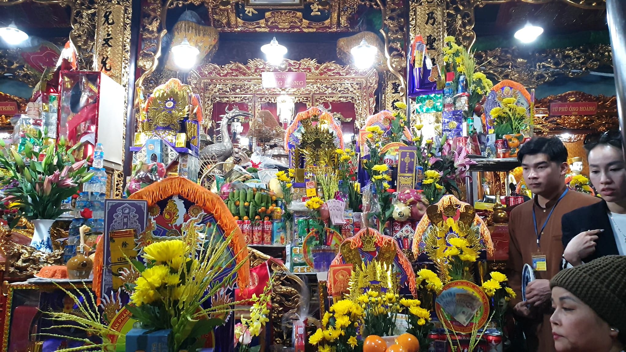 Hầu đồng và nghi lễ.